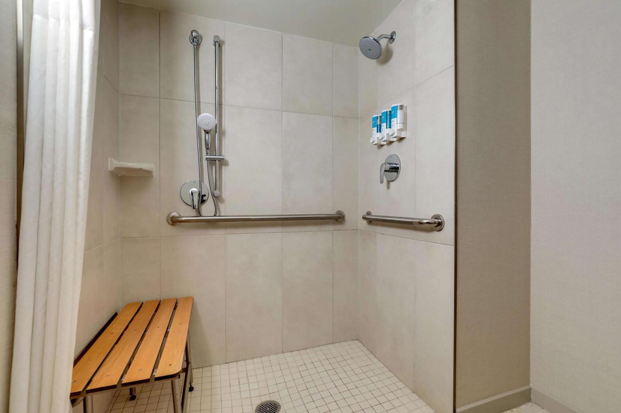 Drury Inn & Suites Charlotte University Place Экстерьер фото